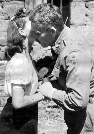 Le Maj. Gen. Raymond O. Barton en galante compagnie.
(France, été 1944)
