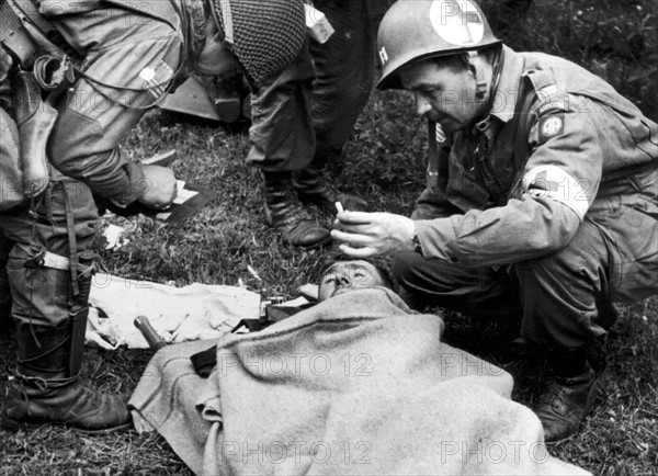 Bon traitement pour l'ennemi en Normandie.
(Quelques jours après le 6 juin 1944)