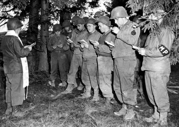 Fête religieuse juive célébrée sur le sol allemand.
(Octobre 1944)