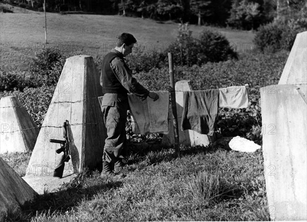 La ligne Siegfried sert de corde à linge.
(Automne 1944)