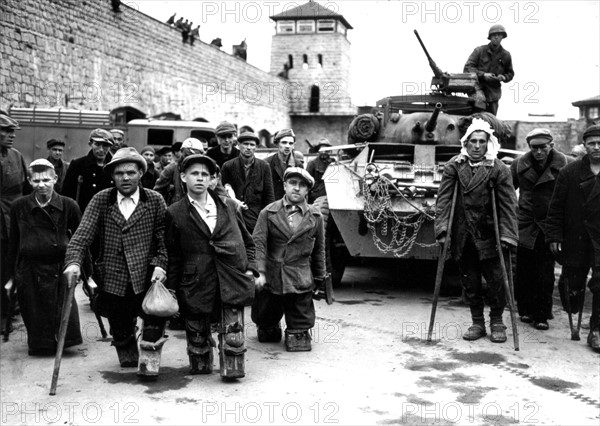 Prisonniers libérés, au camp de concentration de Mauthausen, en Allemagne.
(1945)