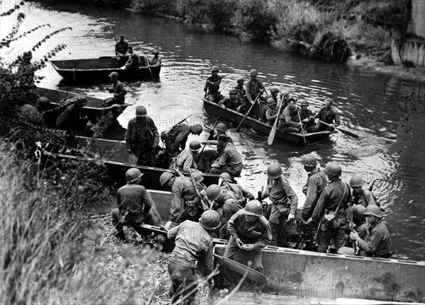 Troupes américaines sur la Seine.
(Eté 1944)