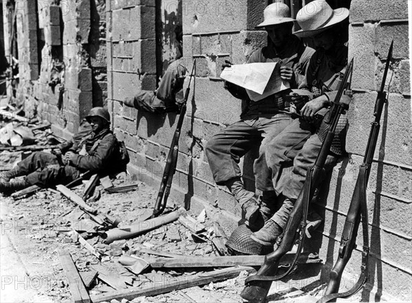 Pause au cours de la progression américaine.
(France, été 1944)