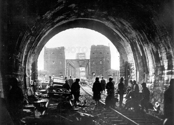 1st U.S Army troops cross Rhine (Remagen March, 7,1945)