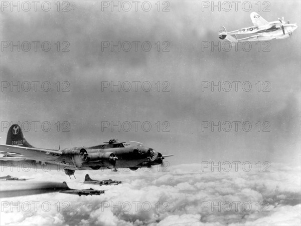 B-17 et P-38 au-dessus de Blackhammer, en Allemagne.
(7 juillet 1944)