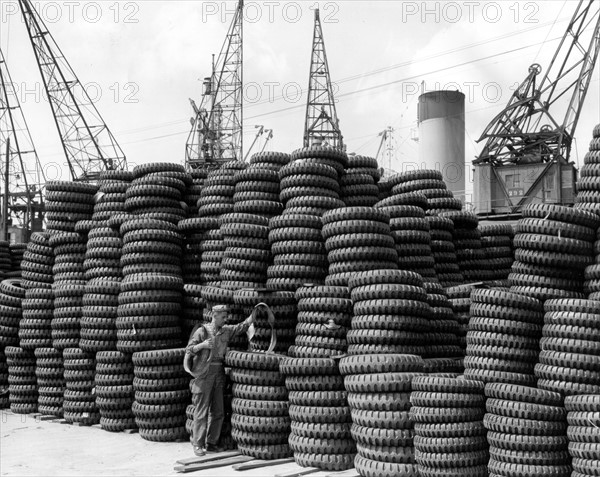 Pneus de camions américains à destination du Pacifique.
(Anvers, (27 juin 1945)