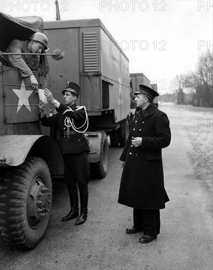 Contrôle d'un conducteur militaire américain, à un poste-frontière près de Reusel. (Pays-Bas, 21 mars 1945)