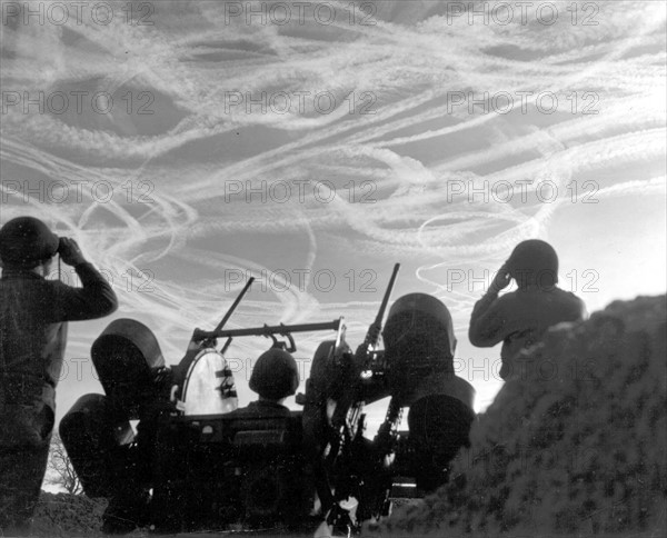 Soldats américains d'un groupe d'artillerie antiaérien, près de Puffendorf, en Allemagne.
(25 décembre 1944)