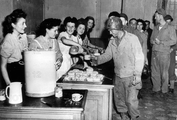 Centre de la Croix Rouge américaine à Cherbourg.
(Eté 1944)