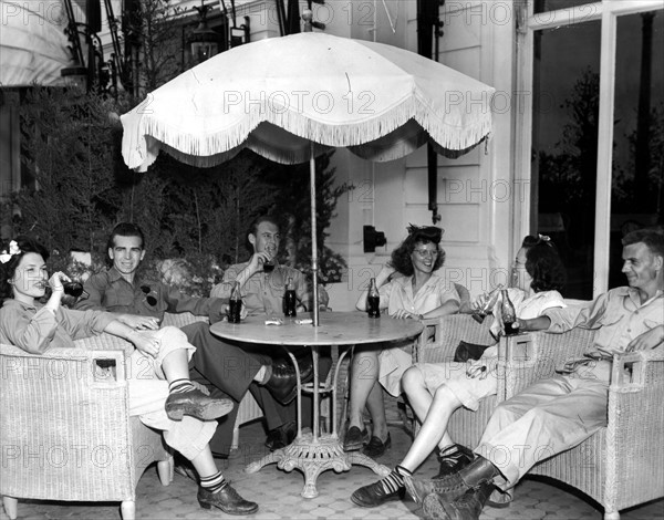 Soldats du corps d'armée féminin U.S. et GI's à Nice.
(7 août 1945)