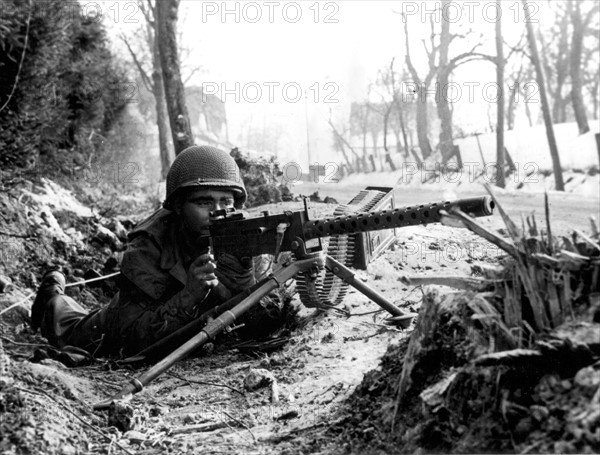 Un mitrailleur américain surveille une route de France, automne 1944