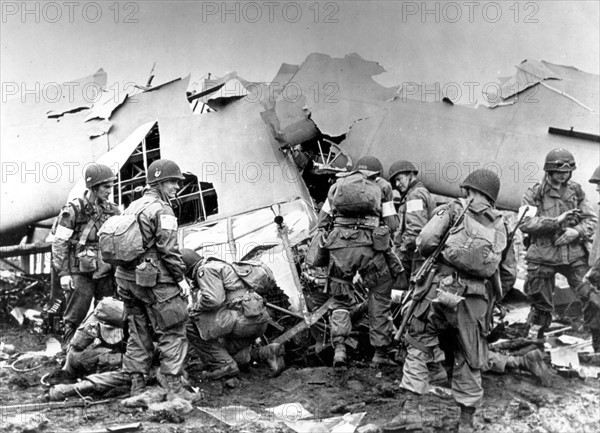 Troupes aéroportées U.S. atterrissant en Hollande.
(17-18 septembre 1944)