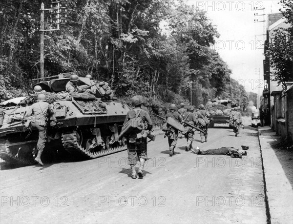 U.S troops march on to Paris, August 1944