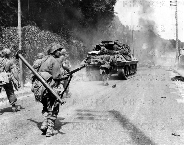 American troops march on to Paris (France), August 1944