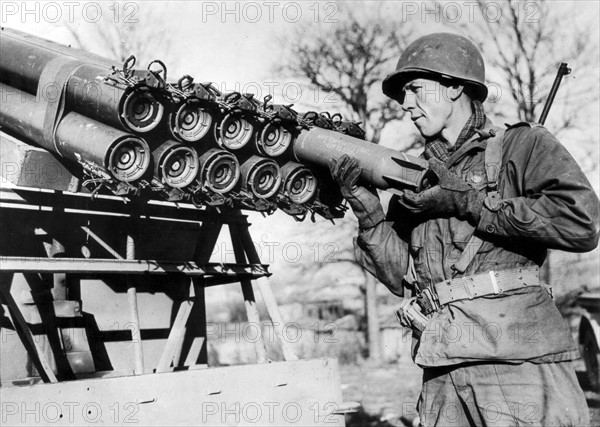 Soldat américain de la 7e armée U.S.,  chargeant  un obus dans un lanceur monté sur une jeep, en France.
(27 décembre 1944)