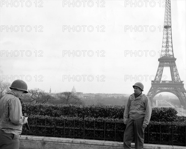 Deux soldats américains profitent de trois jours de permission à Paris.
(5 février 1945)