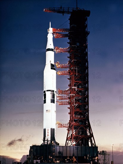 La première fusée Saturn V sur la rampe de lancement de Cap Canaveral, en Floride.
(26 août 1967)