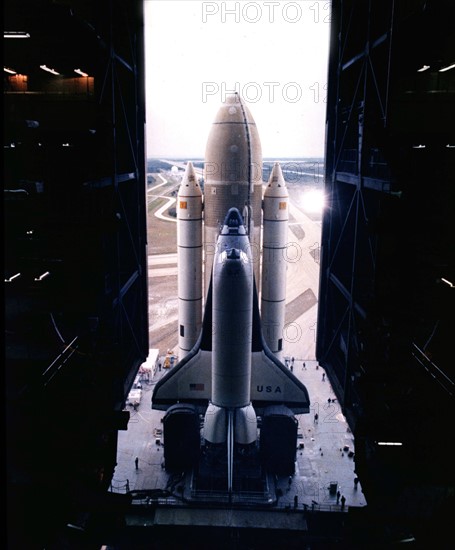 Le STS-1 sort lentement des bâtiments d'assemblage.
(Centre spatial Kennedy,  Floride, 29 décembre 1980)