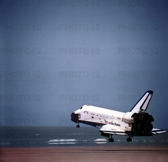La navette spatiale américaine Columbia juste avant son atterrissage sur la base d'Edwards, en Californie.
(14 avril 1981)