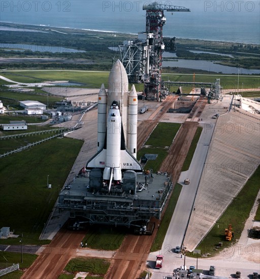 Le STS-2 arrive sur la rampe de lancement 39 A du centre spatial Kennedy, en Floride.
(31 août 1981)