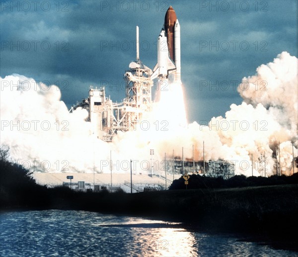 The Space Shuttle Discovery (Mission STS-31) lifts off from KSC, April 24,1990