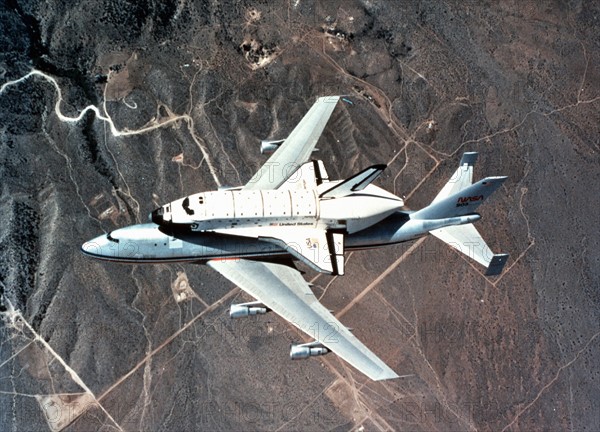 La navette spatiale Challenger est remorquée sur un jumbo jet 747.
(1982)