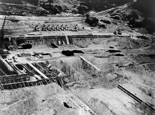 Base aérienne de drones (avions sans pilote), 
près de Cherbourg. (Juillet 1944)