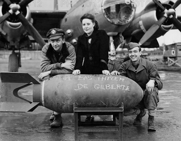 Une jeune femme française envoie un message personnel à Hitler.
 (Décembre 1944)