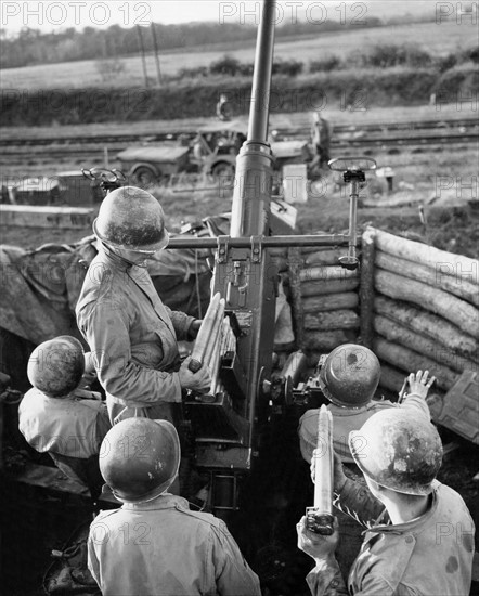 Un canon américain " Bofors" de 40 mm. 
(18 novembre 1944)