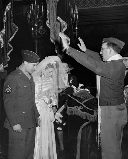 Un soldat américain épouse une jeune femme française à Paris.
(4 mars 1945)