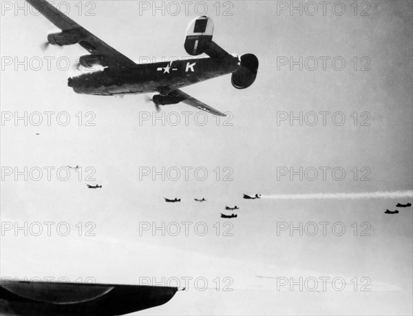 Un B-24 revient en flammes d'une attaque aérienne en Bulgarie.
(28 juin 1944)