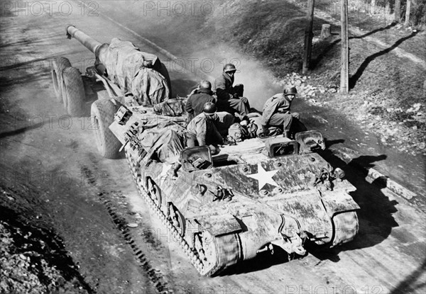 Remorque blindée transportant une pièce d'artillerie américaine, dans l'est de la France.
 (1945)