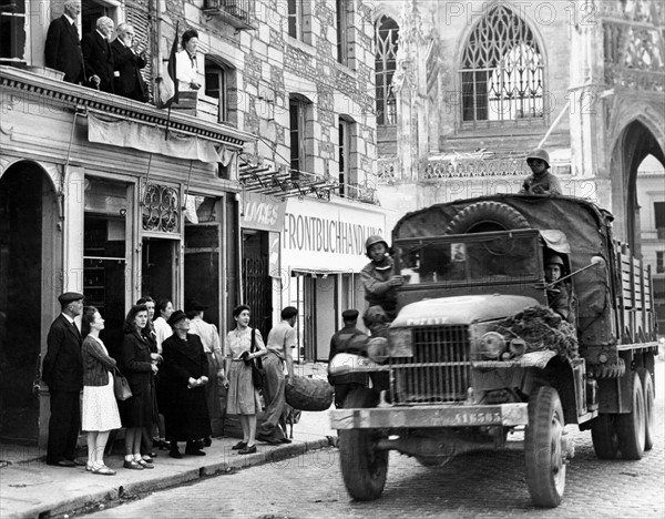 Mayor of Alençon greets  Second French Armored Div., August 14, 1944