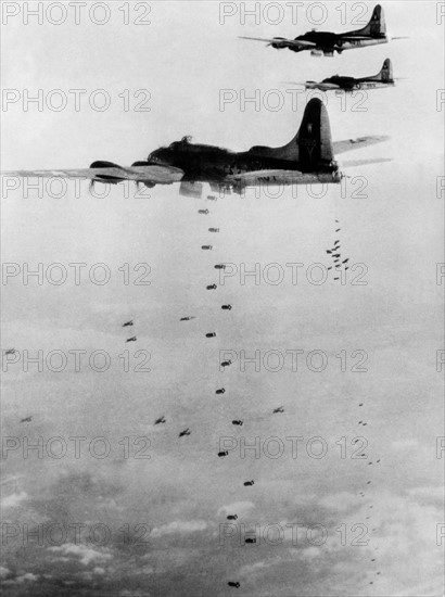 Des B-17 américains bombardent Bingen, en Allemagne.
(29 décembre 1944)