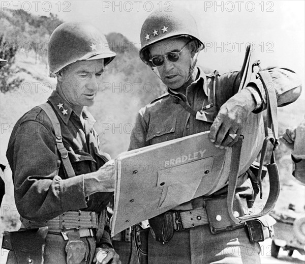 Généraux américains élaborant le plan de bataille en Sicile.
 (23 juillet 1943)