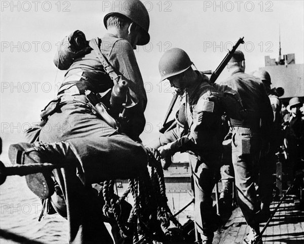 Des Rangers américains montent à bord d'embarcations d'assaut.
(Arzew, Algérie, 8 novembre 1942)