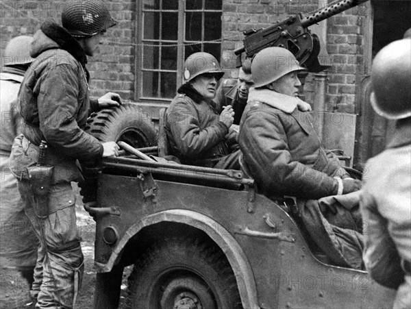 Le Lt. Gen. Patton passe en revue la 101e division aéroportée à Bastogne, en Belgique.
(29 décembre 1944)