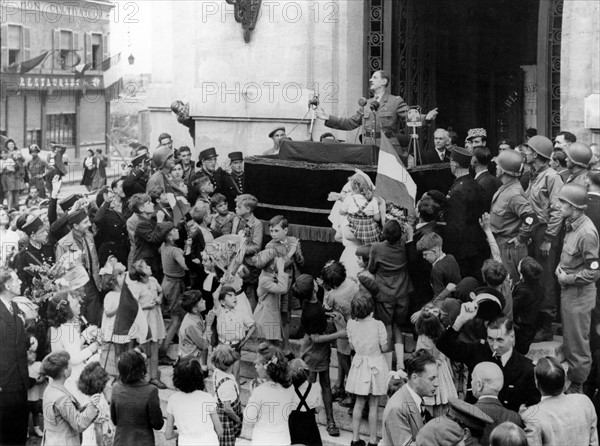 Le général de Gaulle à Chartres.
(Août 1944)