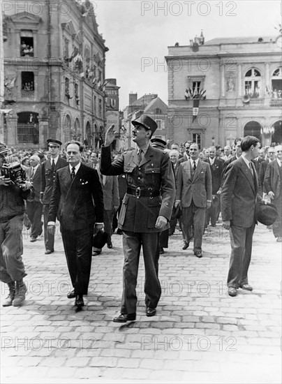 General de Gaulle acclaimes in Laval, August 1944