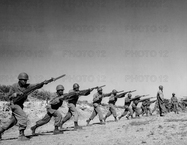 Entraînement du génie américain au maniement de la baïonnette, en France.
 (19 juin 1945)