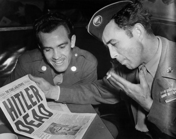 A Paris, des soldats américains apprennent la nouvelle de la mort d'Hitler à la une du  journal "Stars and Stripes".
(2 mai 1944)