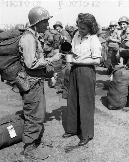 Beignets et limonade pour les GI's à Marseille. 
(22 juin 1945)