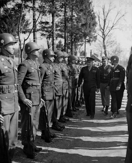 U.S Gen. Eisenhower inspects U.S 101st Airborne Division in France (March 15,1945)