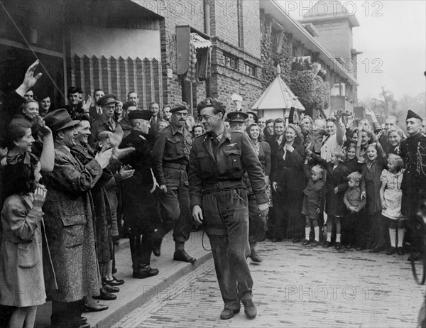 Le prince Bernhard des Pays-Bas lors d'une visite à Nimègue, en Hollande. 
(Automne 1944)