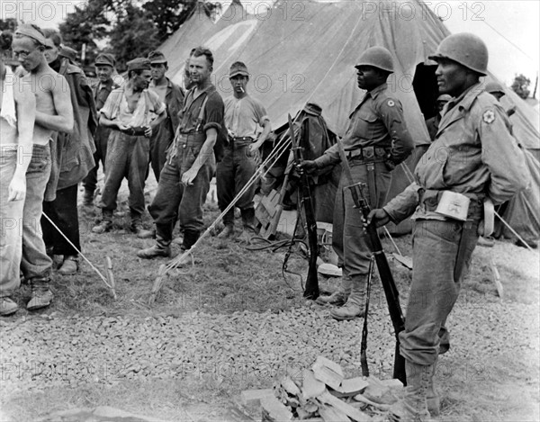 Soldats noirs américains d'un bataillon de police militaire en France.
 (Eté 1944)