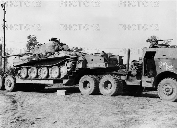 Un char allemand "Mark V" avance vers les lignes américaines.
 (Eté 1944)