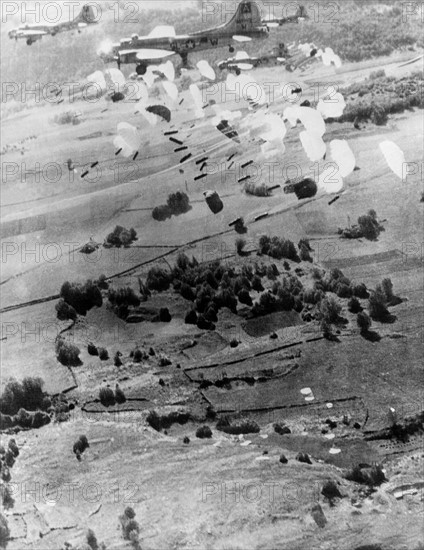Supplies for the men of the maquis by B-17 of 8th U.S. Air Force in France (1944)