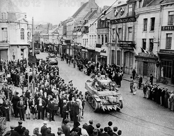Des patriotes français prennent les armes près de Châteaudun.
(Eté 1944)