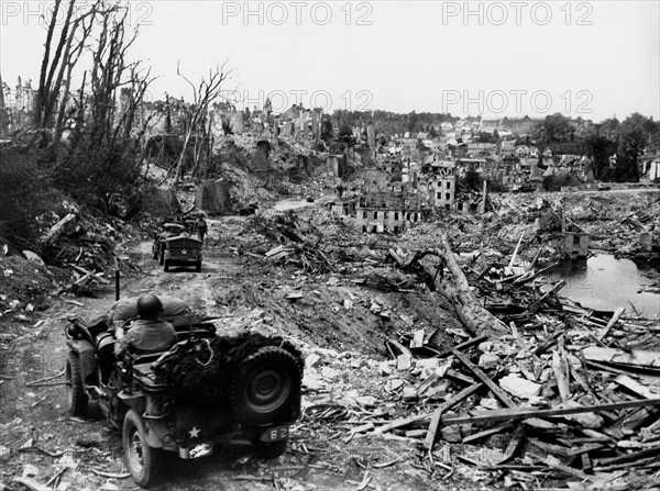 Troupes américaines traversant Saint-Lô.
 (20 juillet 1944)
