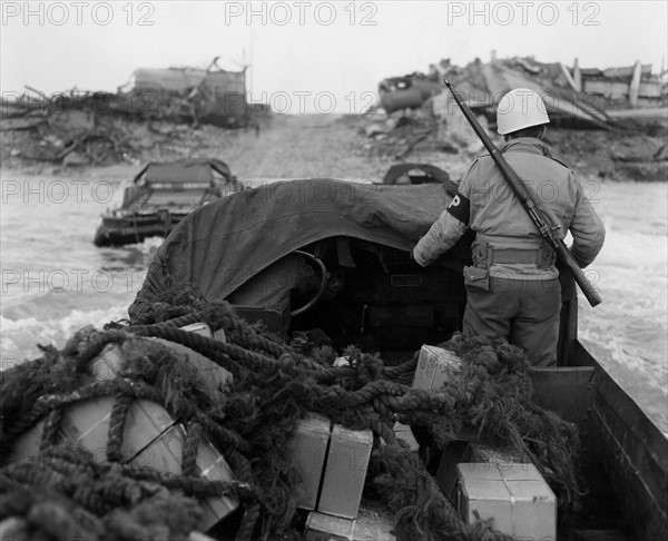 Un MP's américain  navigue à bord d'un "Duck" dans le port du Havre.
 (25 janvier 1945)